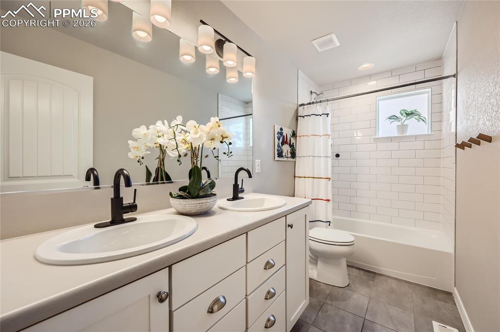 Image 32 of 50: Bathroom