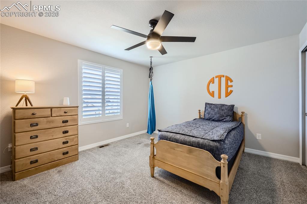 Image 33 of 50: Bedroom