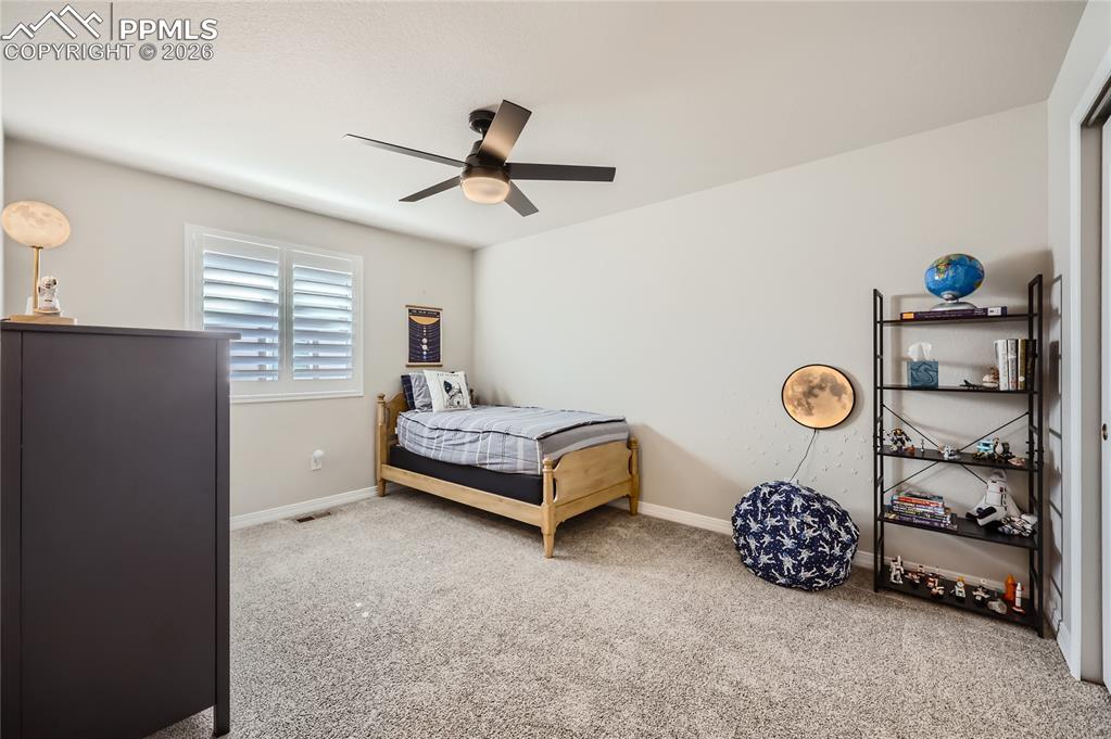 Image 35 of 50: Bedroom