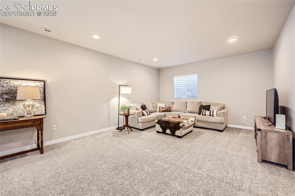 Image 40 of 50: Living Room