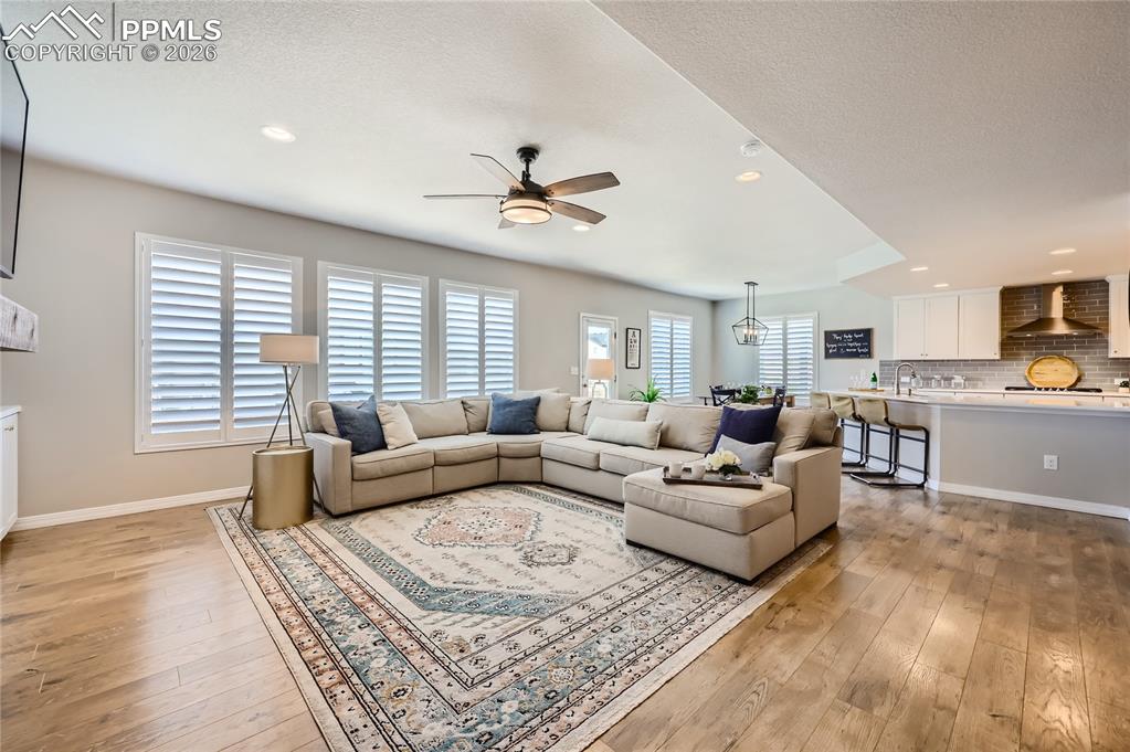 Image 7 of 50: Living Room