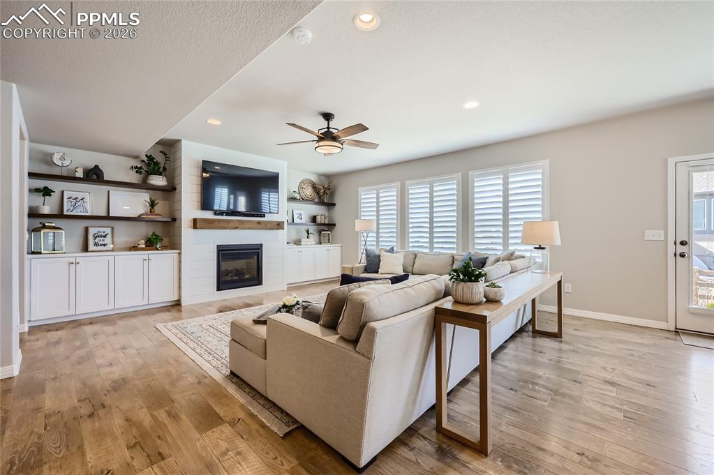 Image 8 of 50: Living Room