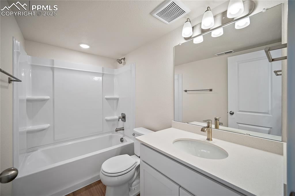 Image 31 of 38: Bathroom