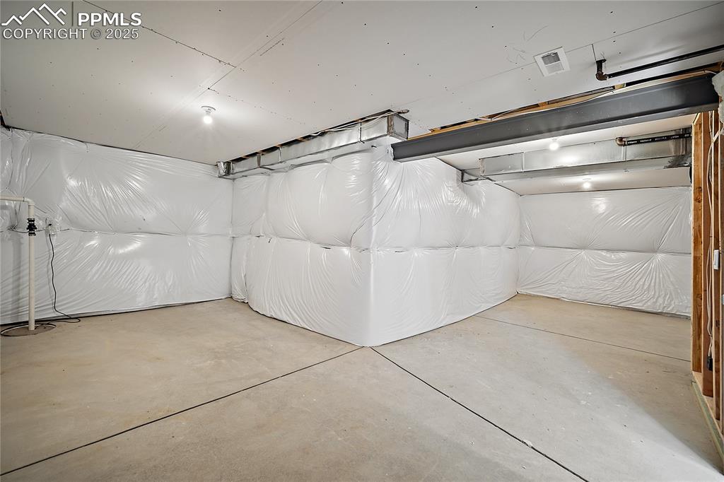 Image 33 of 38: Garage