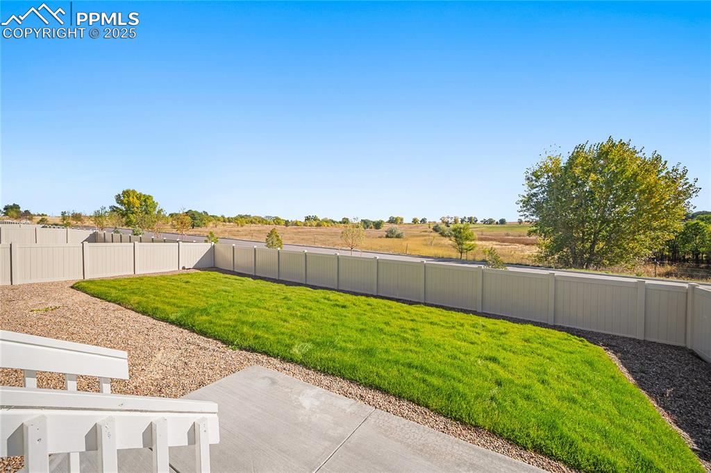 Image 37 of 38: Yard