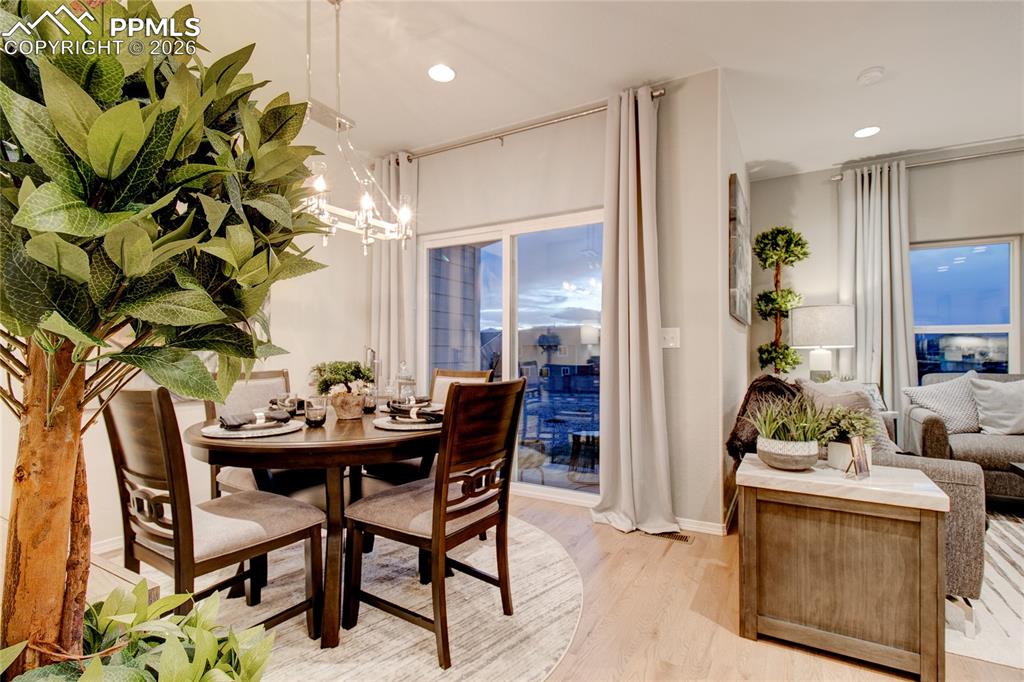 Image 17 of 35: Dining Area