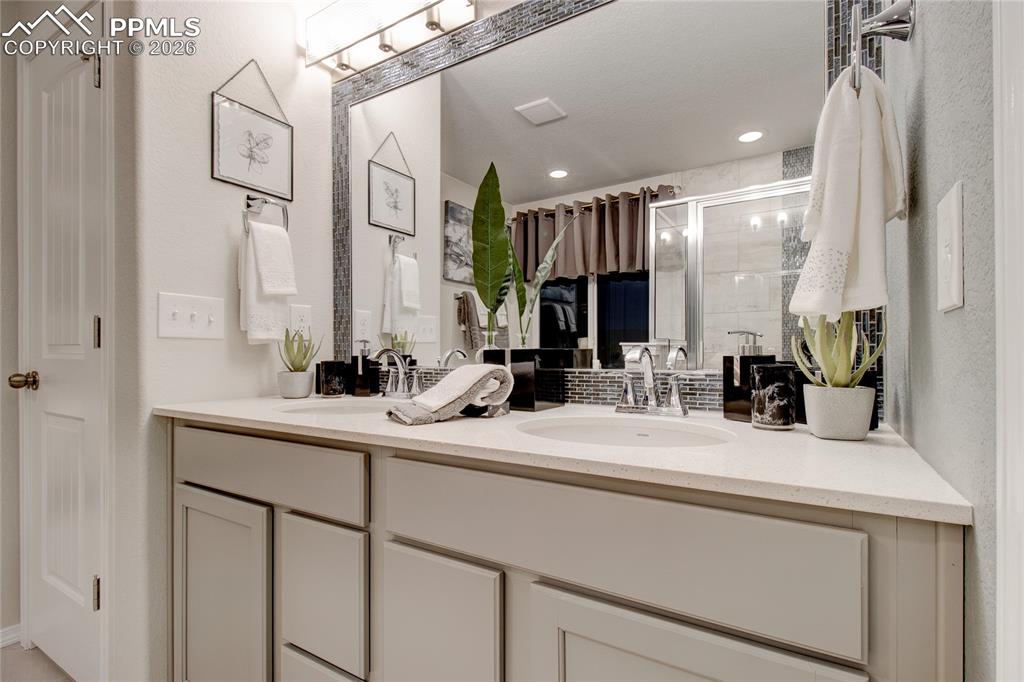 Image 29 of 35: Bathroom