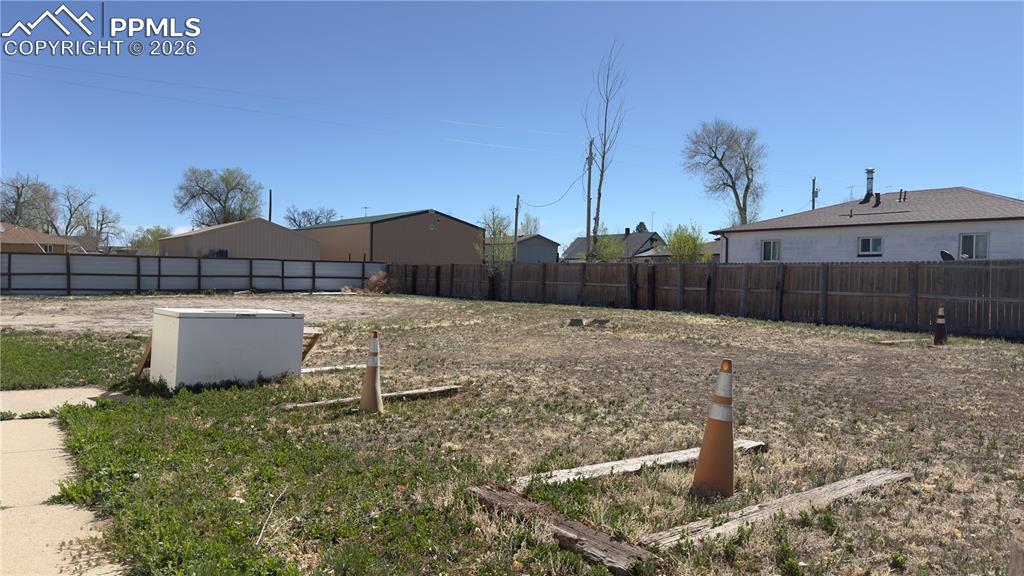 Image 16 of 18: Yard