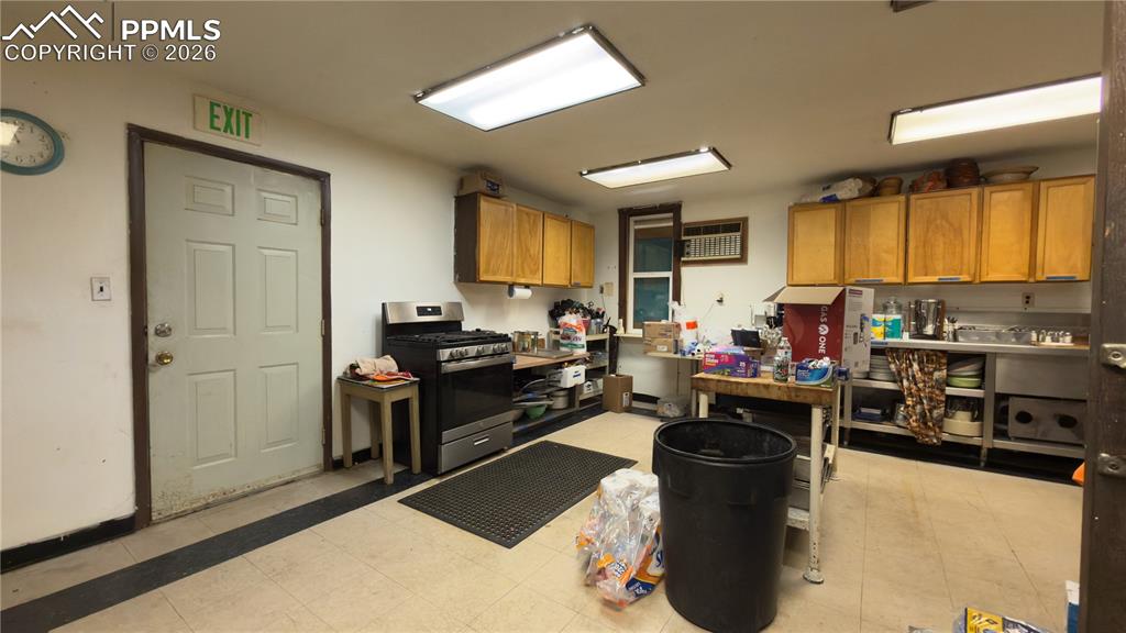 Image 8 of 18: Kitchen