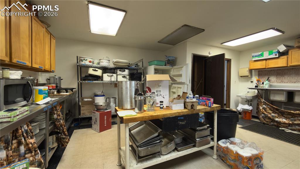 Image 9 of 18: Kitchen