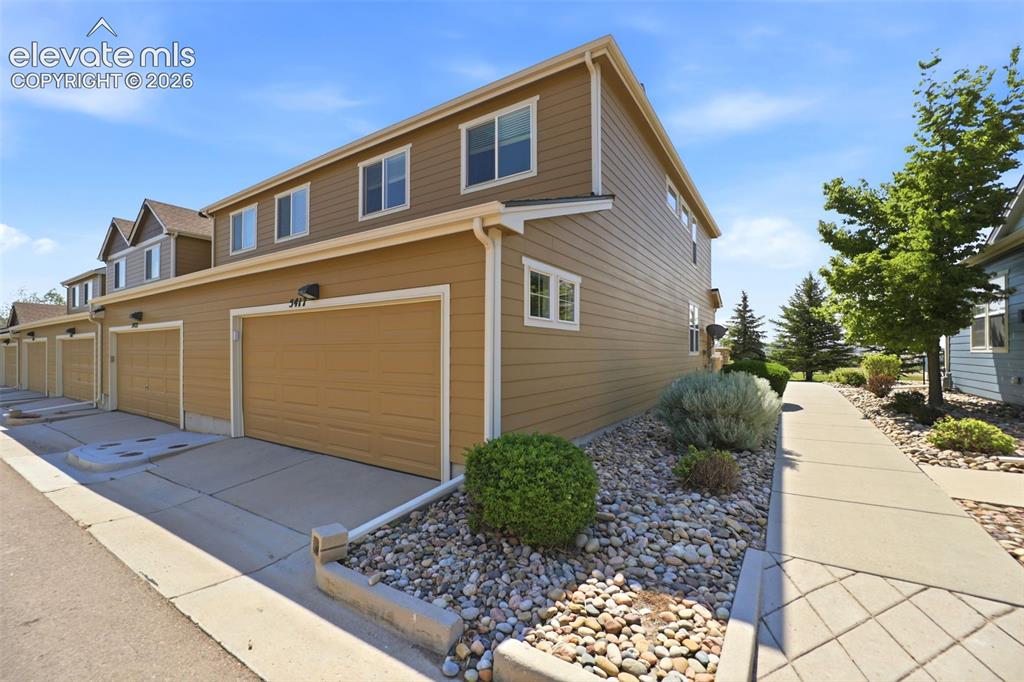 Image 30 of 43: Garage