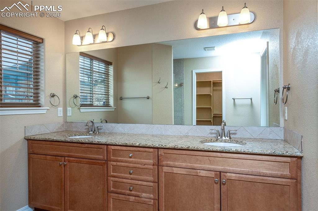 Image 32 of 49: Bathroom