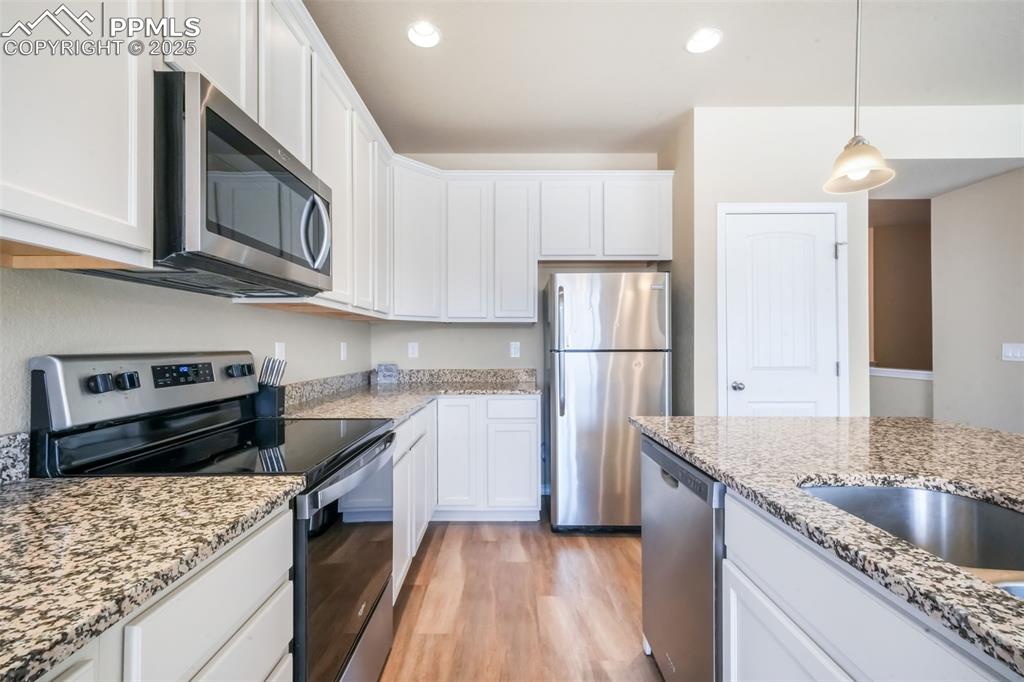 Image 12 of 50: Kitchen