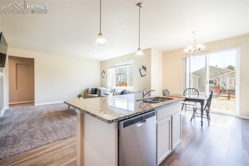 Image 14 of 50: Kitchen