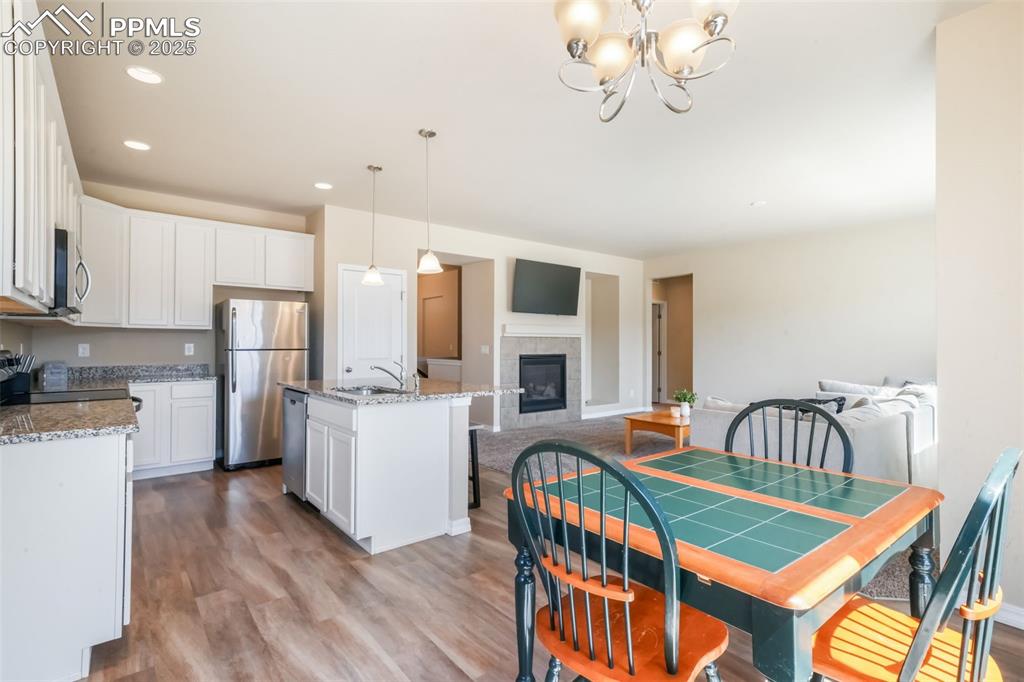 Image 16 of 50: Kitchen