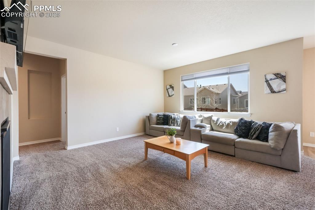 Image 19 of 50: Living Room