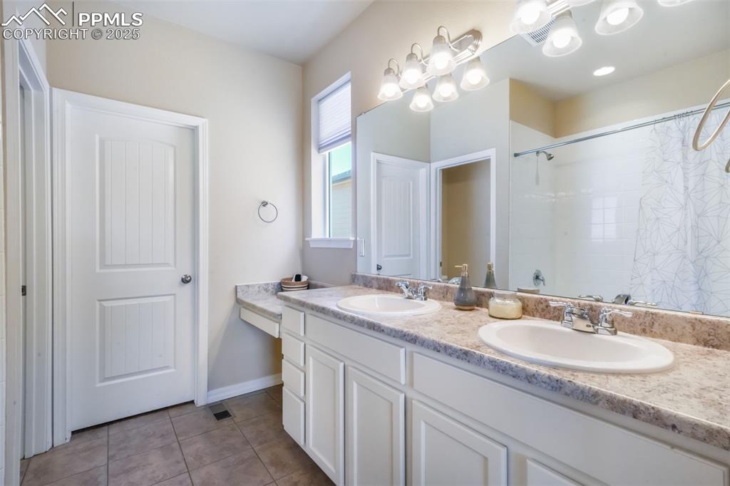 Image 25 of 50: Bathroom