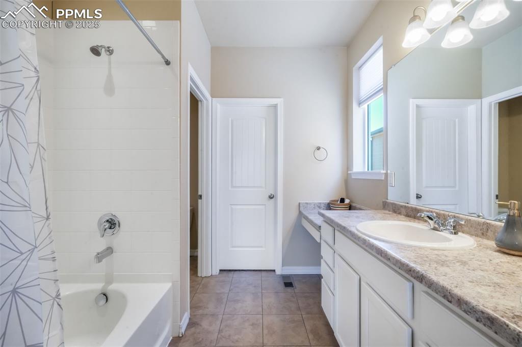 Image 26 of 50: Bathroom