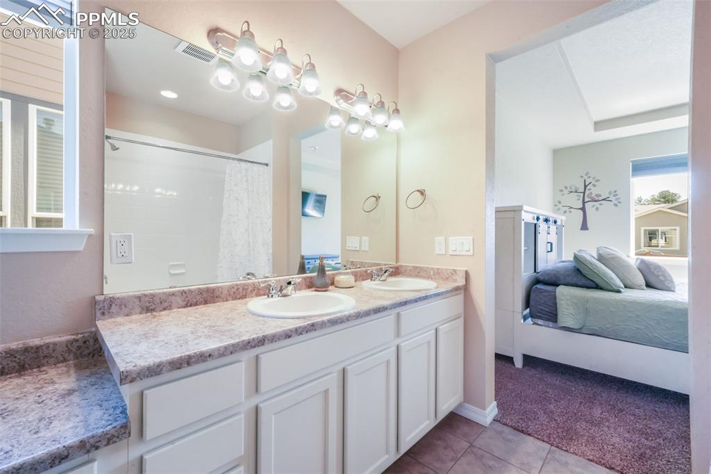 Image 27 of 50: Bathroom