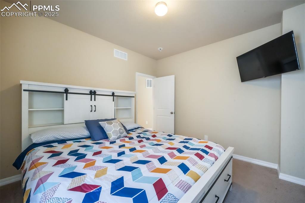 Image 31 of 50: Bedroom