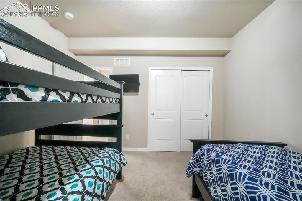 Image 33 of 50: Bedroom