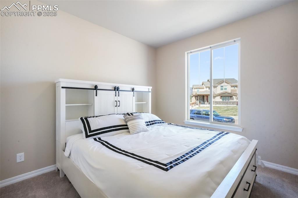 Image 4 of 50: Bedroom