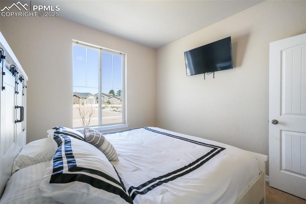 Image 5 of 50: Bedroom