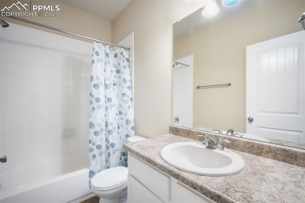 Image 6 of 50: Bathroom