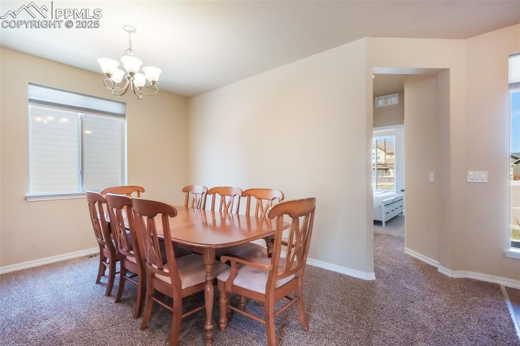 Image 8 of 50: Dining Area