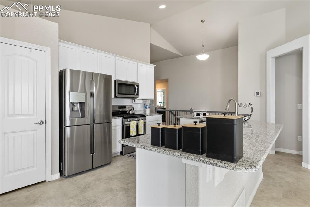 Image 15 of 48: Kitchen