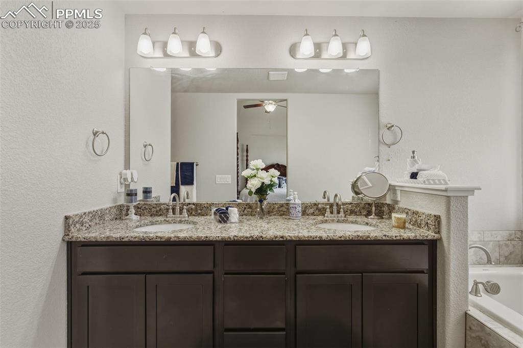 Image 22 of 48: Bathroom