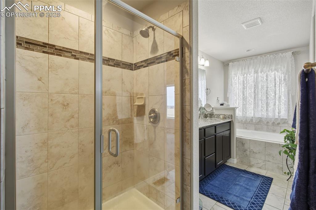 Image 24 of 48: Bathroom