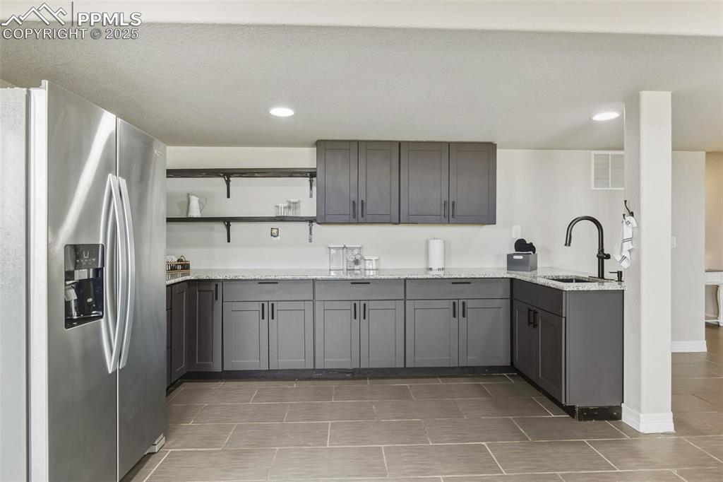 Image 35 of 48: Kitchen