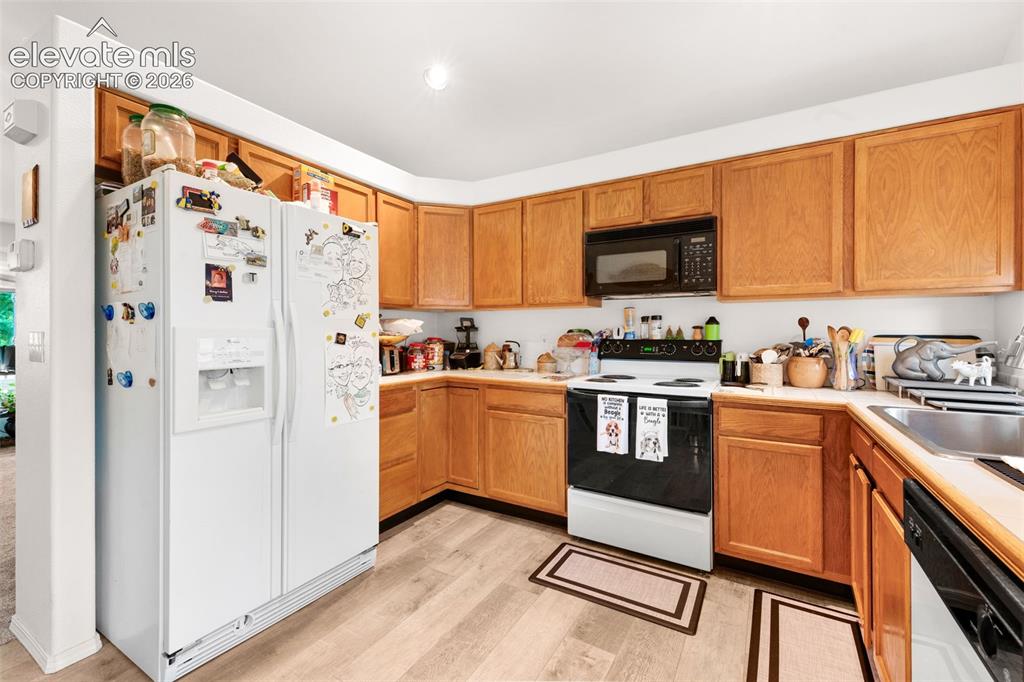 Image 13 of 42: All appliances are included!
