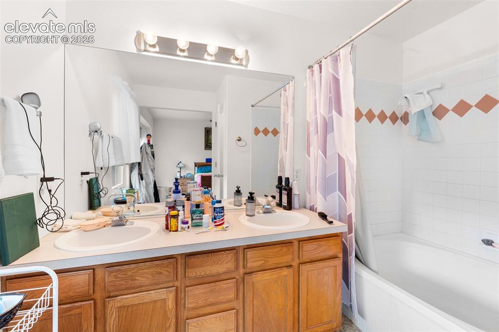 Image 24 of 42: The garden tub is luxurious!