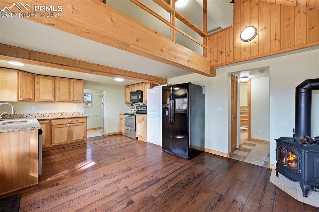 Image 9 of 30: Kitchen