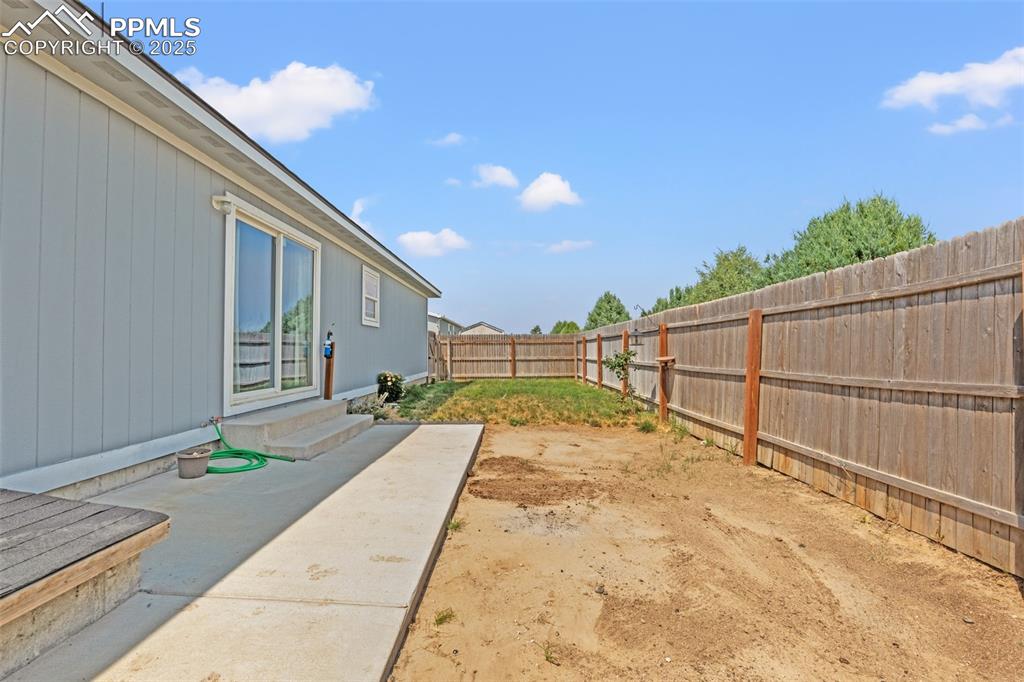 Image 10 of 45: Yard