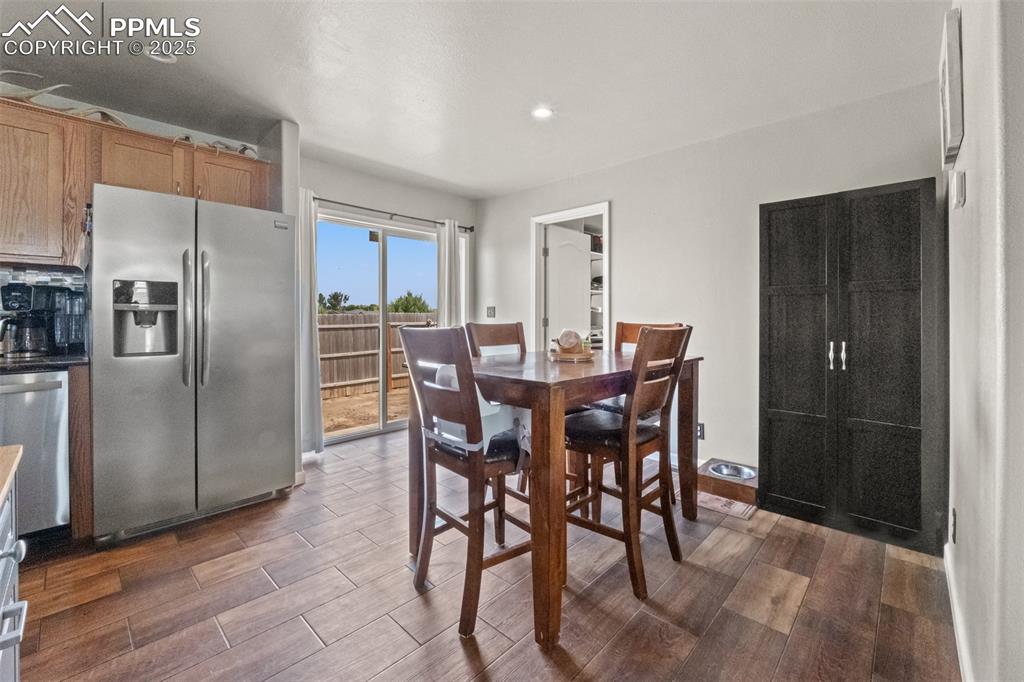 Image 18 of 45: Dining Area