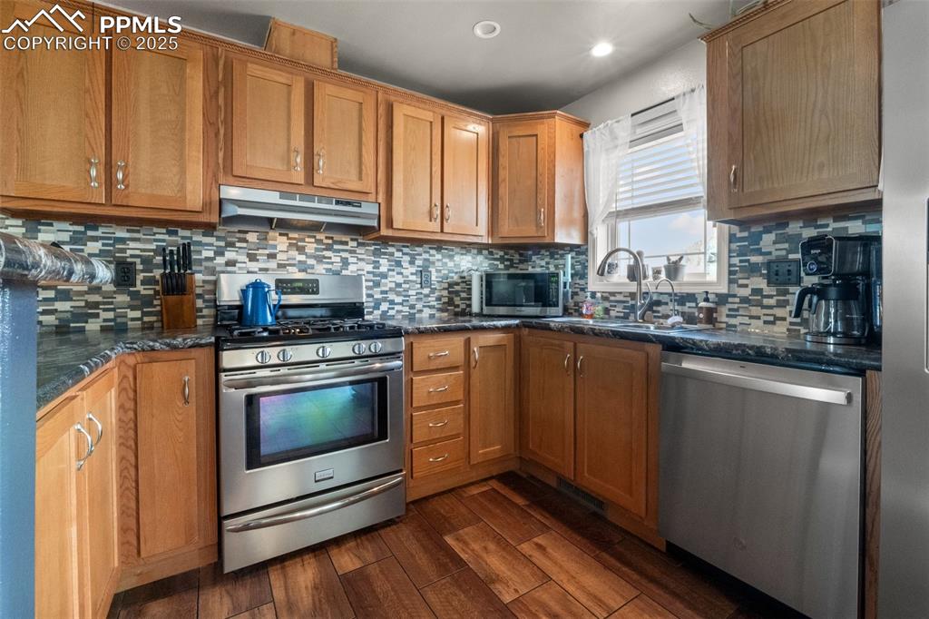 Image 19 of 45: Kitchen