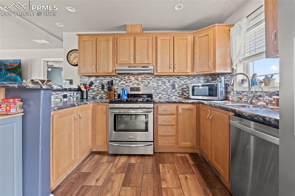 Image 21 of 45: Kitchen