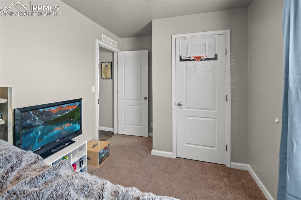 Image 31 of 45: Bedroom