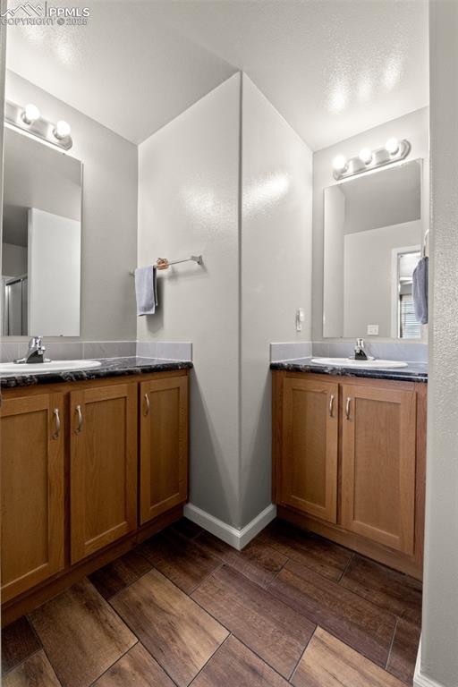Image 35 of 45: Bathroom
