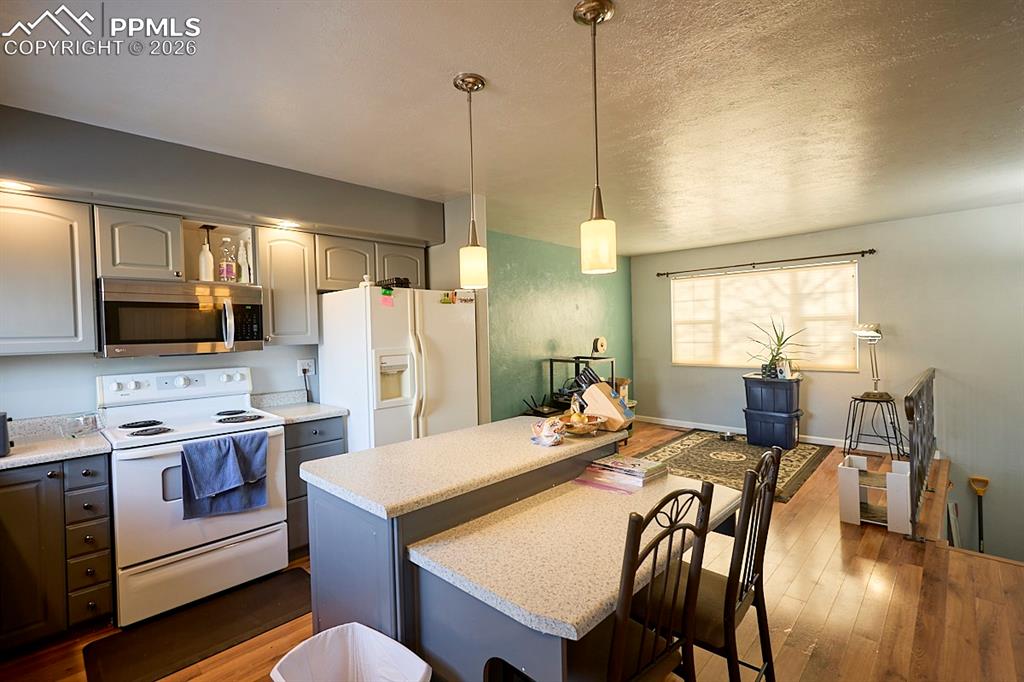 Image 10 of 34: Kitchen