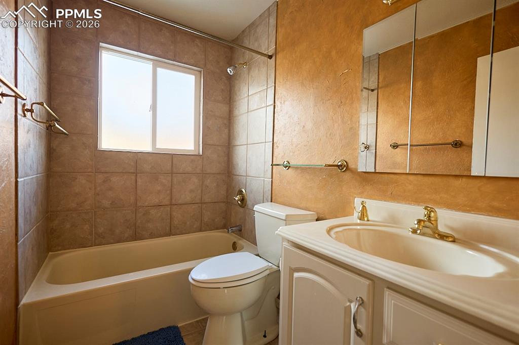 Image 14 of 34: Bathroom