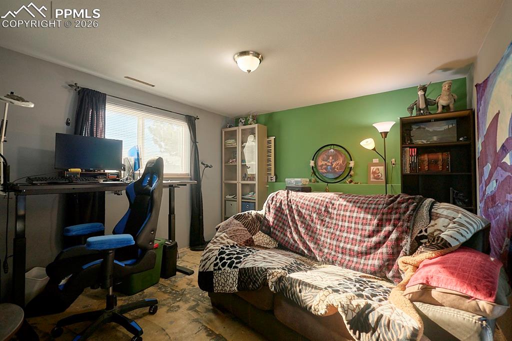 Image 19 of 34: Office