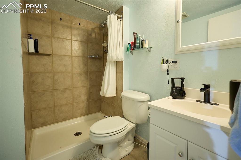 Image 22 of 34: Bathroom