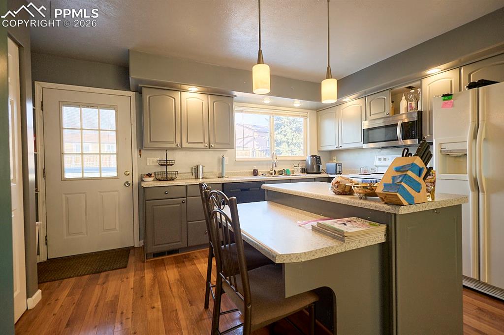 Image 7 of 34: Kitchen