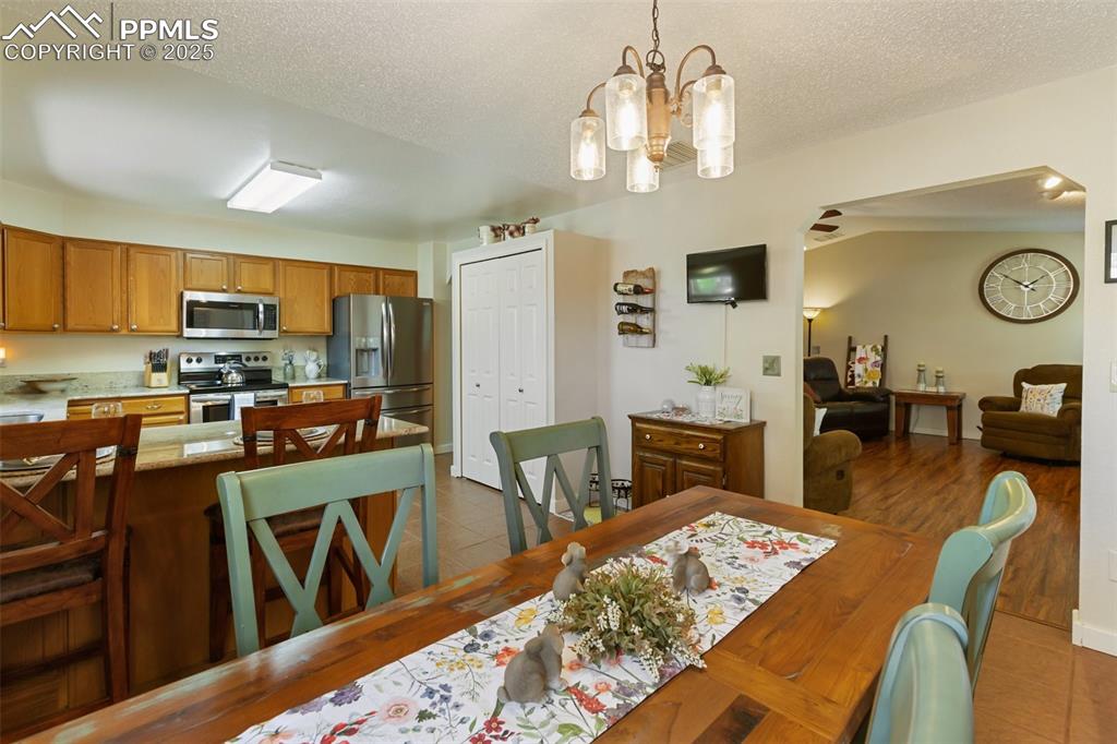 Image 11 of 47: Dining Area