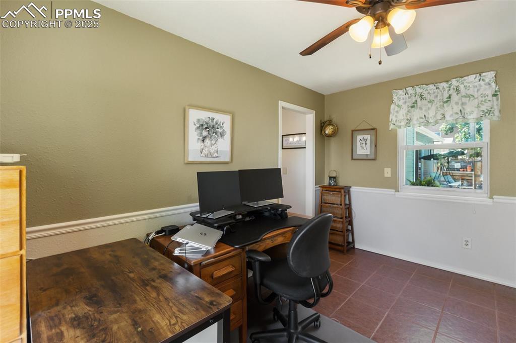 Image 19 of 47: Office