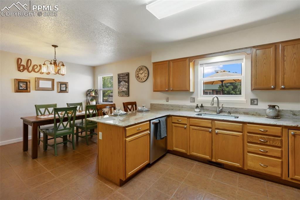 Image 22 of 47: Kitchen